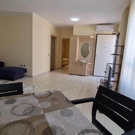 Apartment In Qerret Голем Экстерьер фото